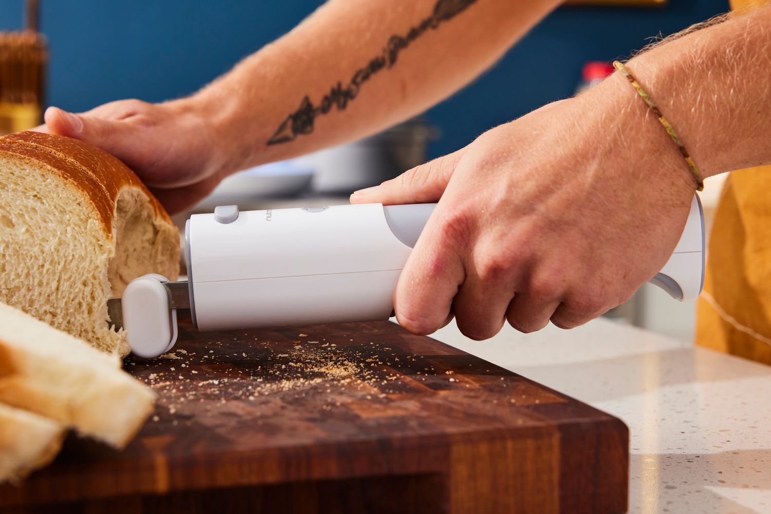 slicing bread with the nutrichef