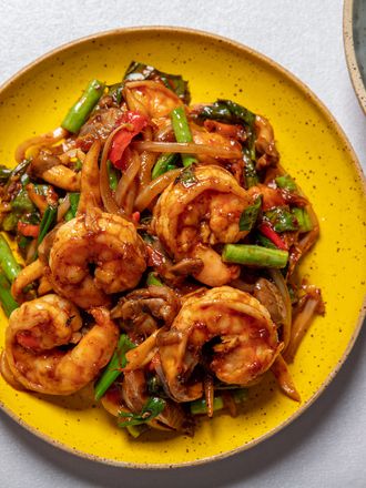 Shrimp Stir-Fry put on a yellow plate 