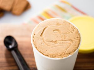 A pint of speculoos ice cream.