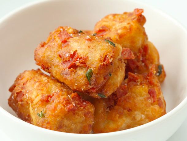 A bowl of pepperoni pizza tots.