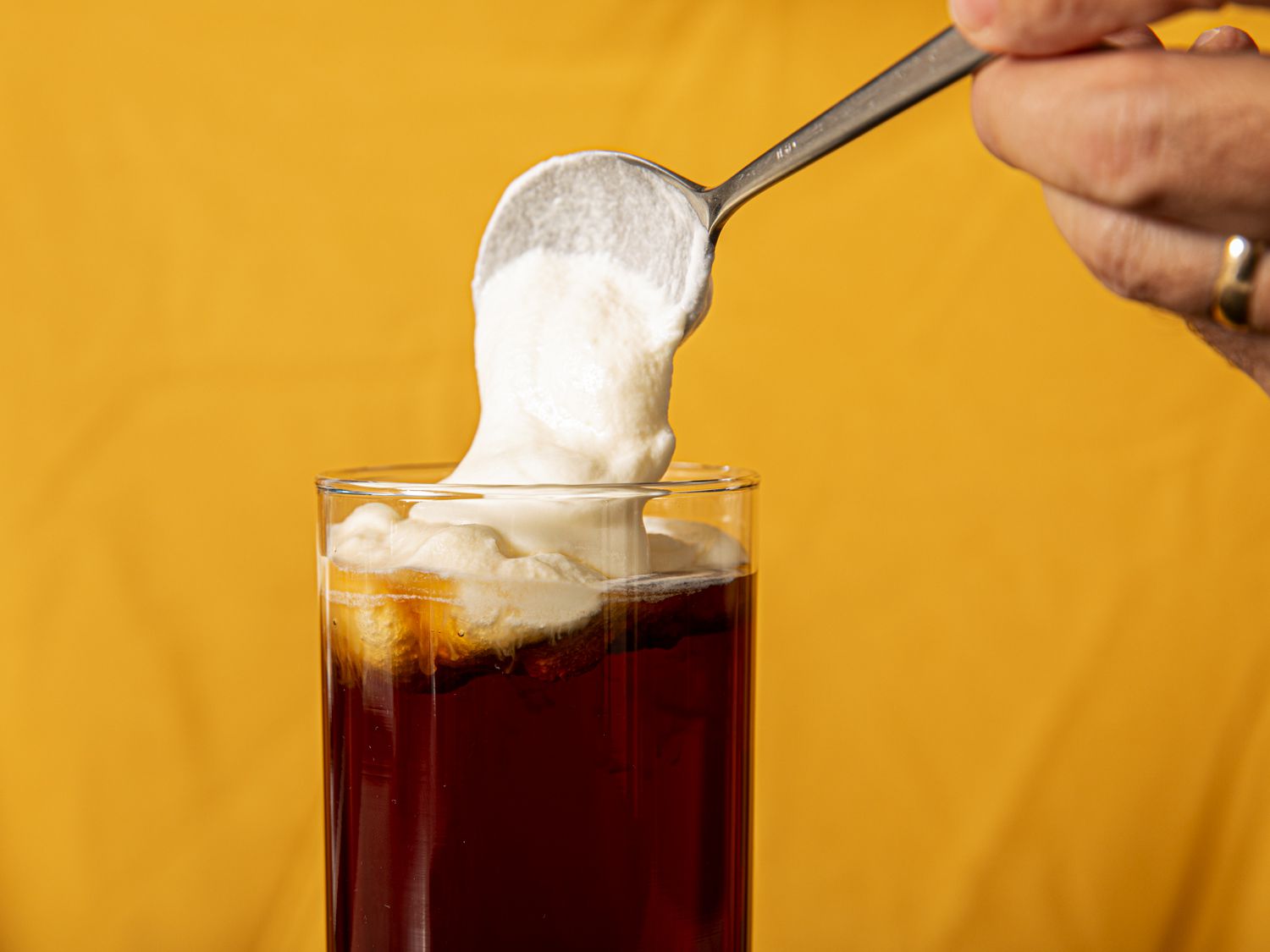 Adding cheesefoam to the top of glass tea