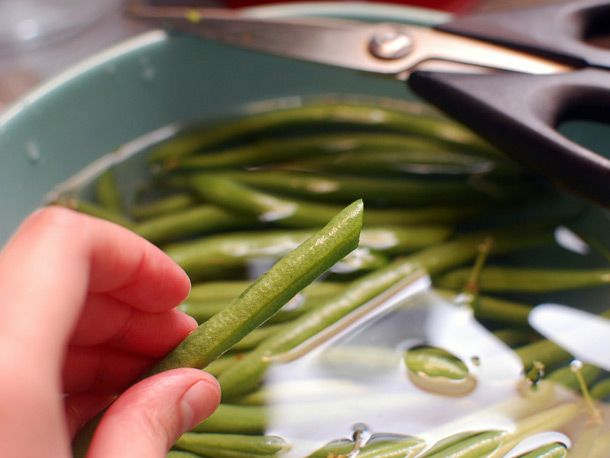 Trimmed green beans soaking in water