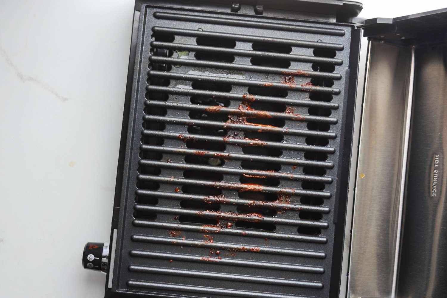 Residue from grilled meat on the Hamilton Beach indoor grill 