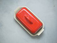 le creuset butter dish with lid on