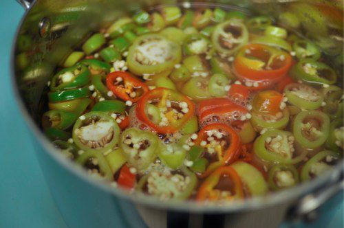 20111021-176169-peppers-in-vinegar-bath.jpg