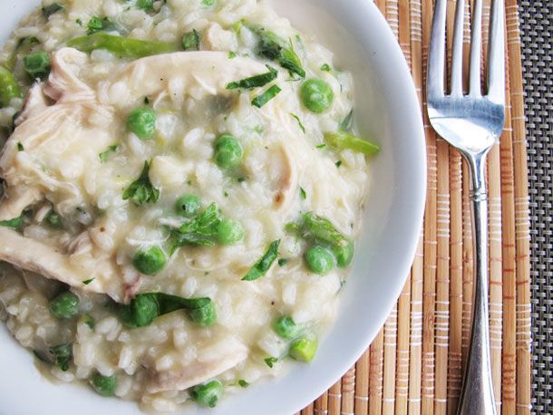 A bowl of chicken risotto with peas and asparagus 