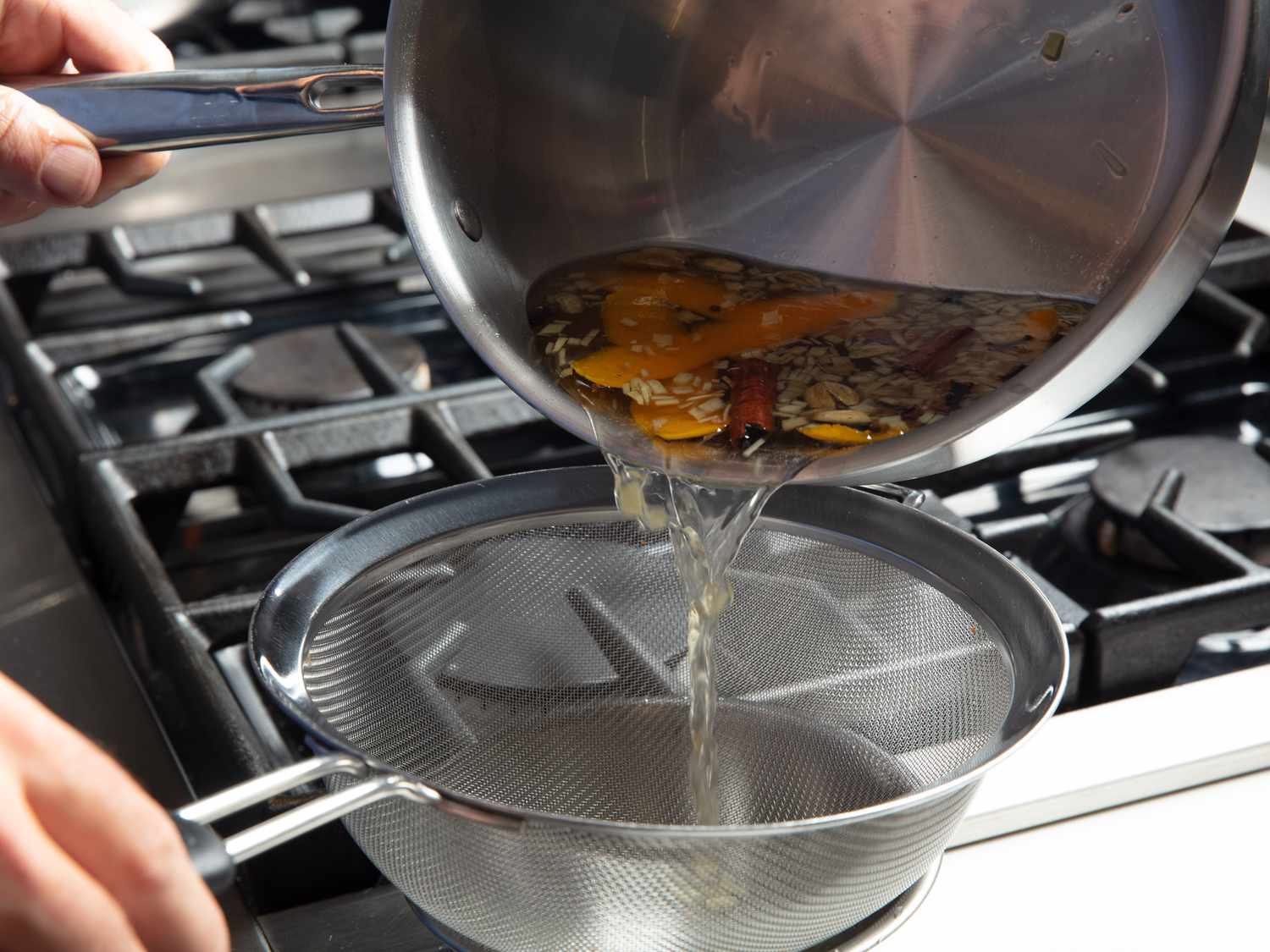 Straining spiced syrup for glogg