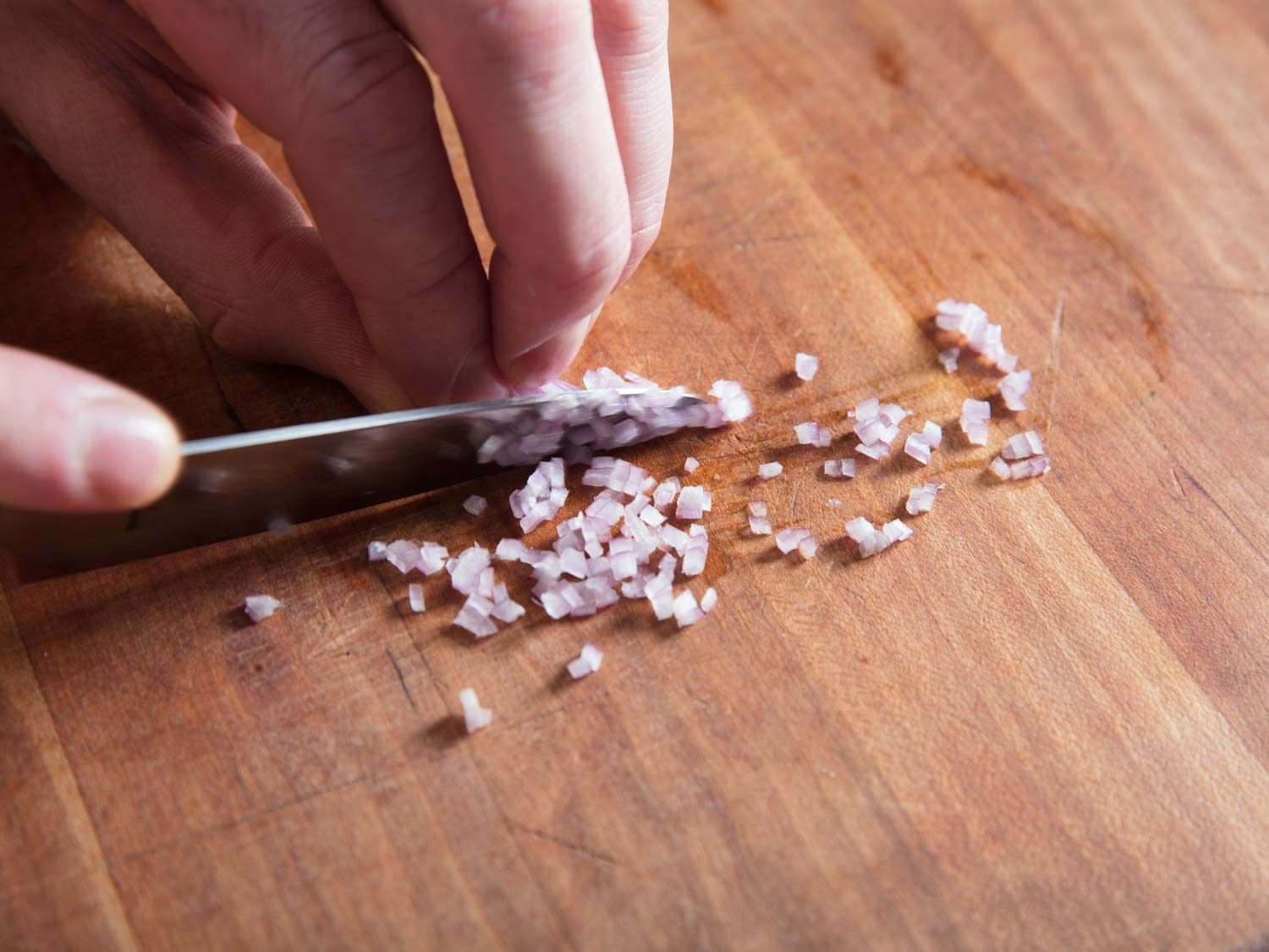 Cutting shallots for mignonette