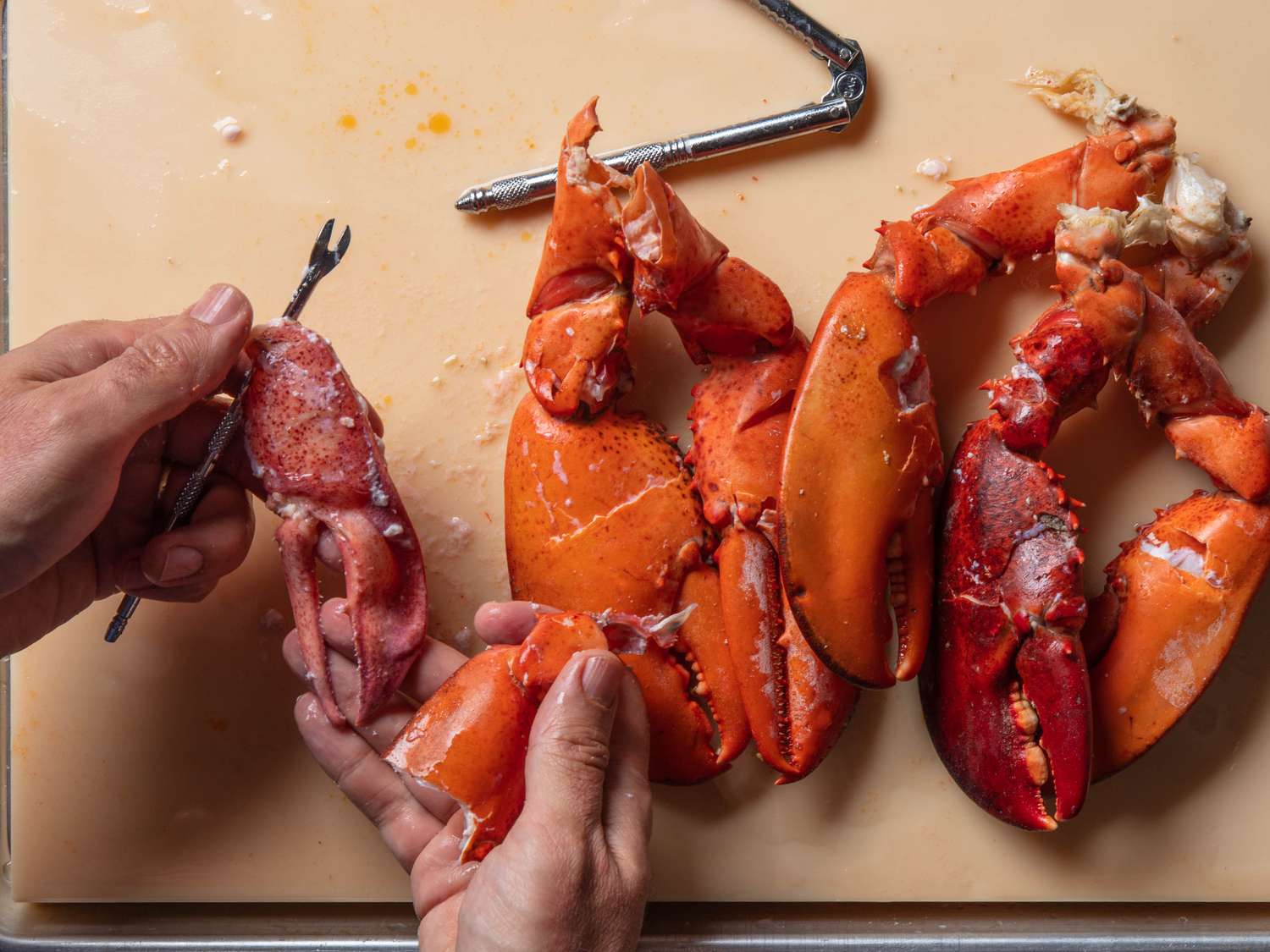 Shelling lobster claws