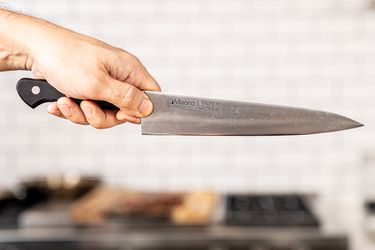 Side view of how to hold a knife