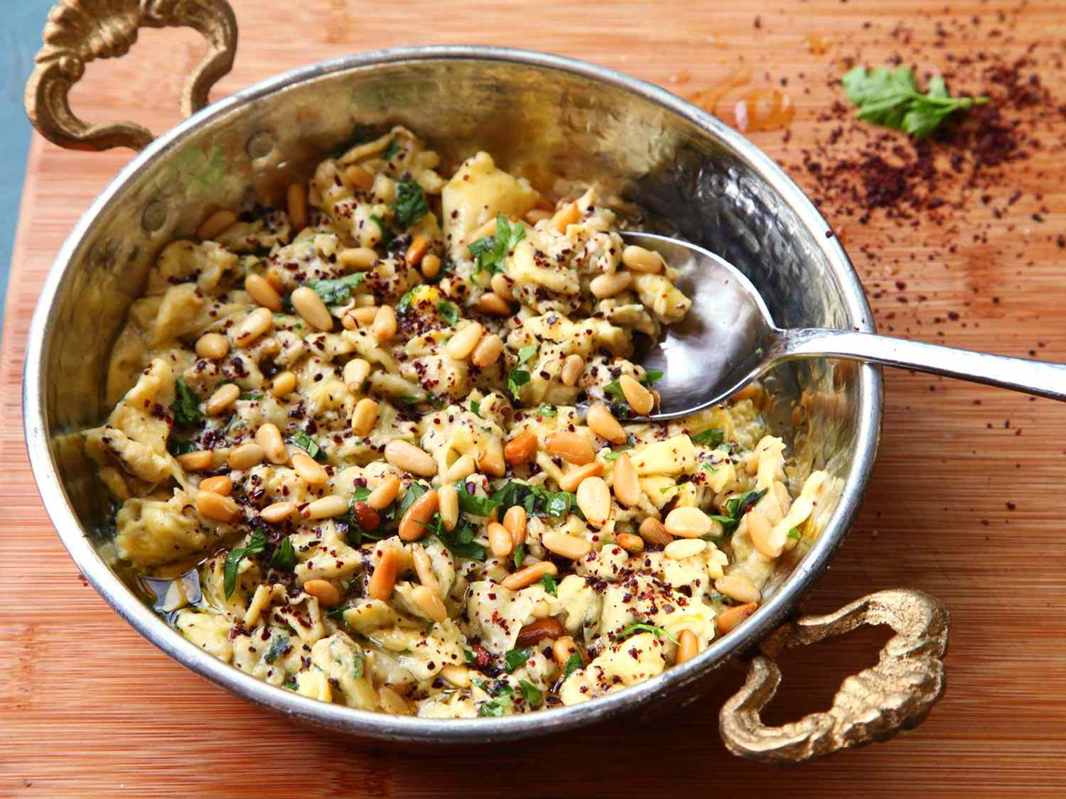 21050610-menu-scrambled-eggs-sumac-pinenuts-parsley-olive-oil-4.jpg
