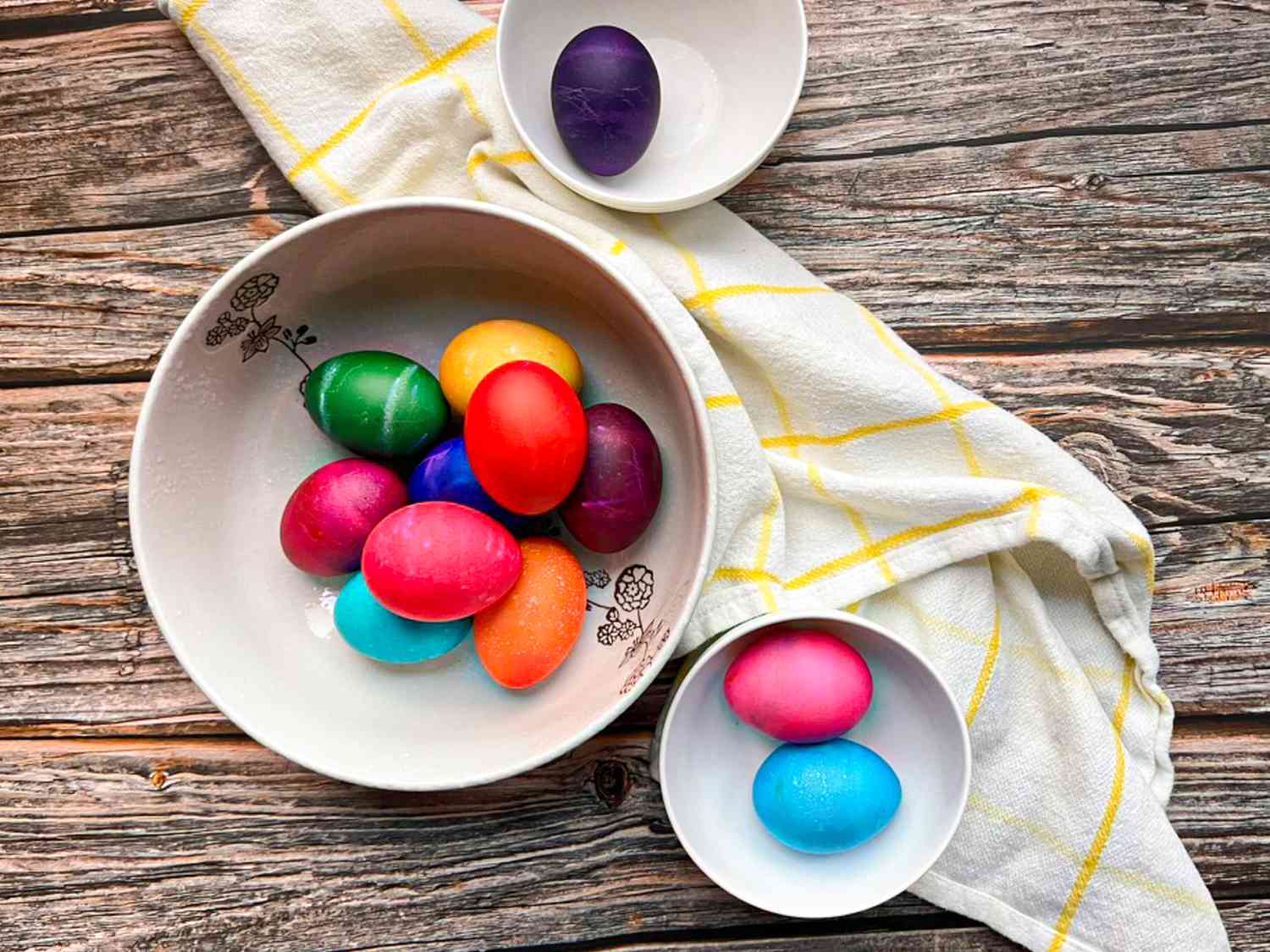 Bowls with colorful Easter eggs