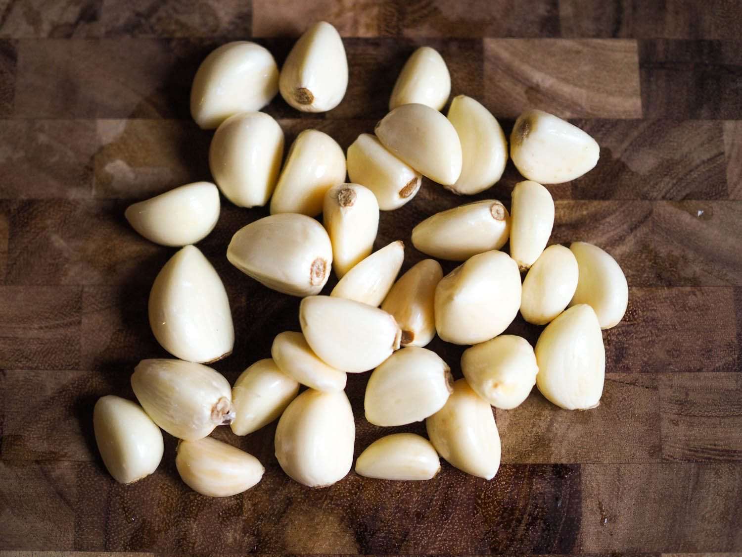 Overhead photo of peeled garlic.