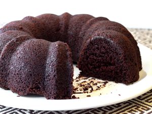 20140904-GFTues-Classic-Chocolate-Bundt-EBarbone.jpg
