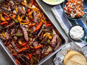 20200106-sheet-pan-skirt-steak-fajitas-vicky-wasik6