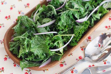 20131108-bitter-greens-salad-with-sesame-dressing-01.jpg