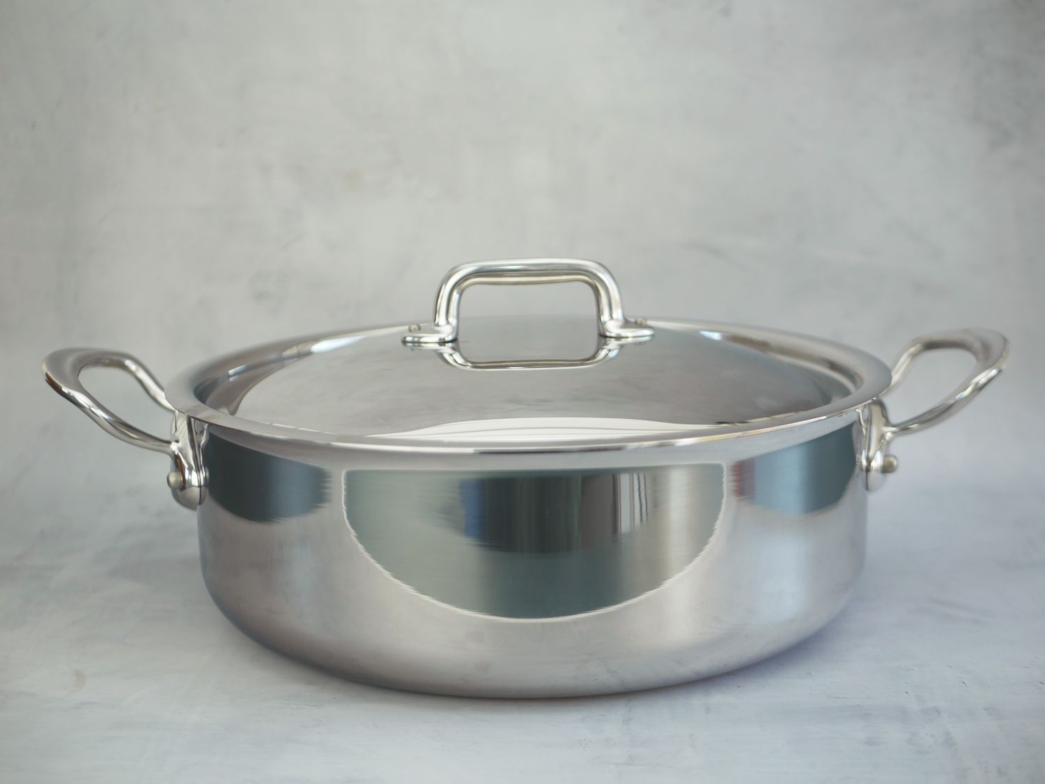 Muaviel rondeau on a gray surface