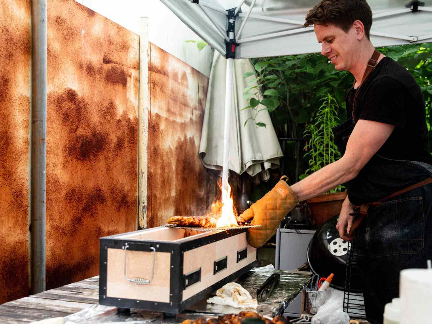 Managing flare-ups while grilling skewers on a Japanese konro grill