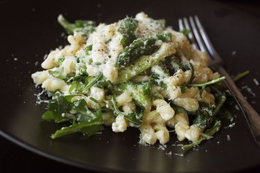 20100521-gemelli-asparagus-ricotta-arugula-lemon-zest-primary.jpg