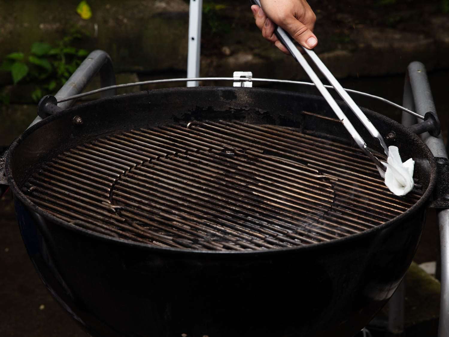 Cleaning and oiling a preheated grill grate: an essential step for any grilled recipe, but especially fish