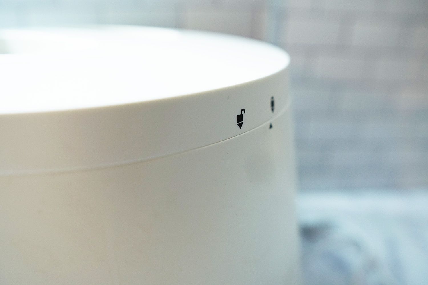 a closeup look at the Lomi's lid