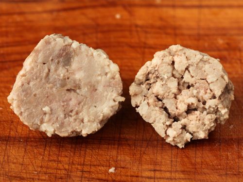 Side by side comparison of cooked sausage seasoned with salt (left) and unseasoned (right)