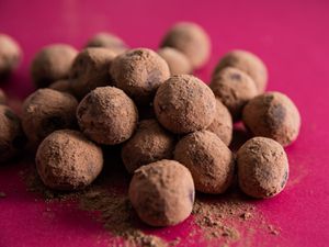 A pile of cocoa-dusted chocolate ganache truffles. 