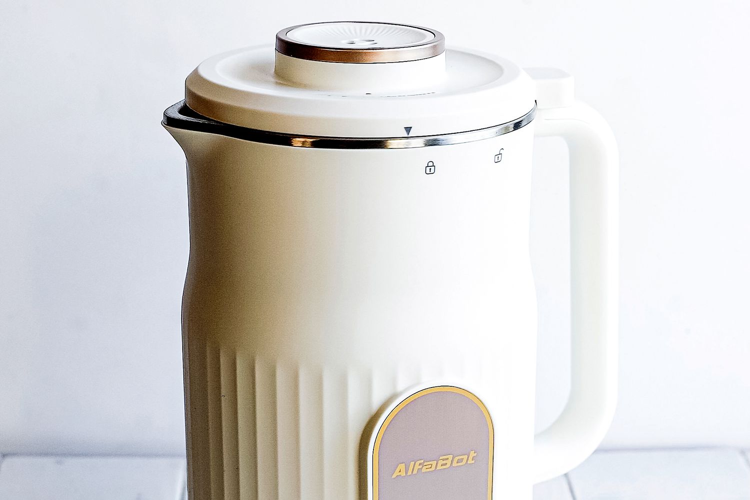 closeup of the top of the alfabot