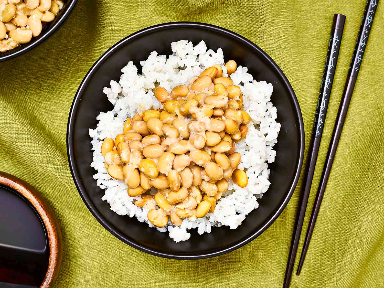 Overhead view of natto plated on rice 