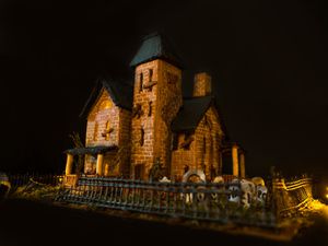 20161016-haunted-gingerbread-house-beauty-22.jpg