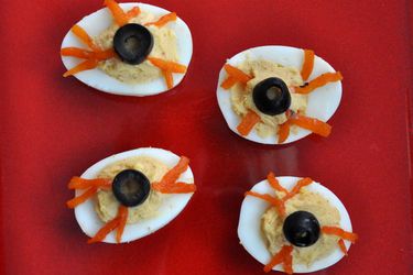 20111025-seriousentertaining-halloweentreats-deviledeggeyes.JPG