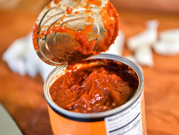 An open can of chipotles en adobo.