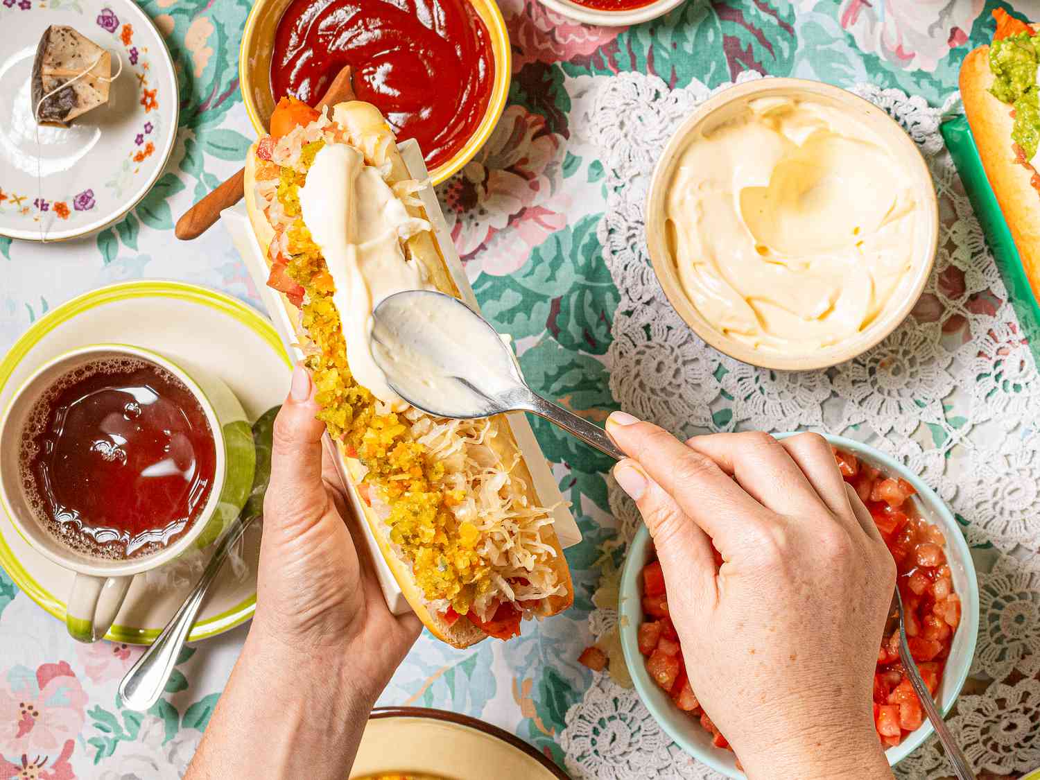 Overhead view of assembling completos