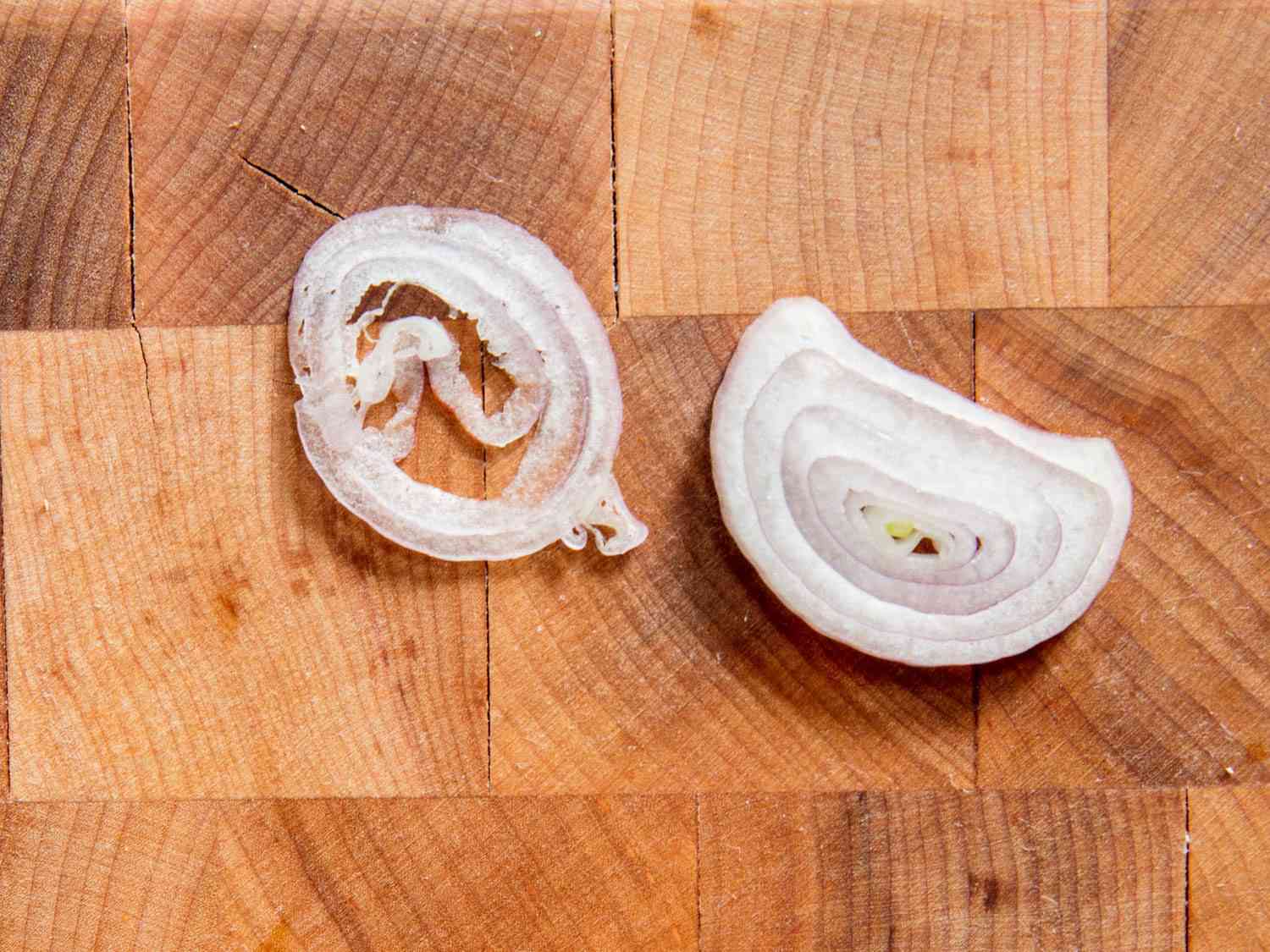 Comparison of shallots that are sliced too thin (on the left), and shallots sliced to the correct thickness (on the right).