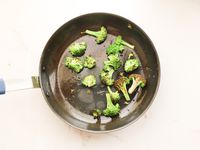 misen carbon steel pan with broccoli