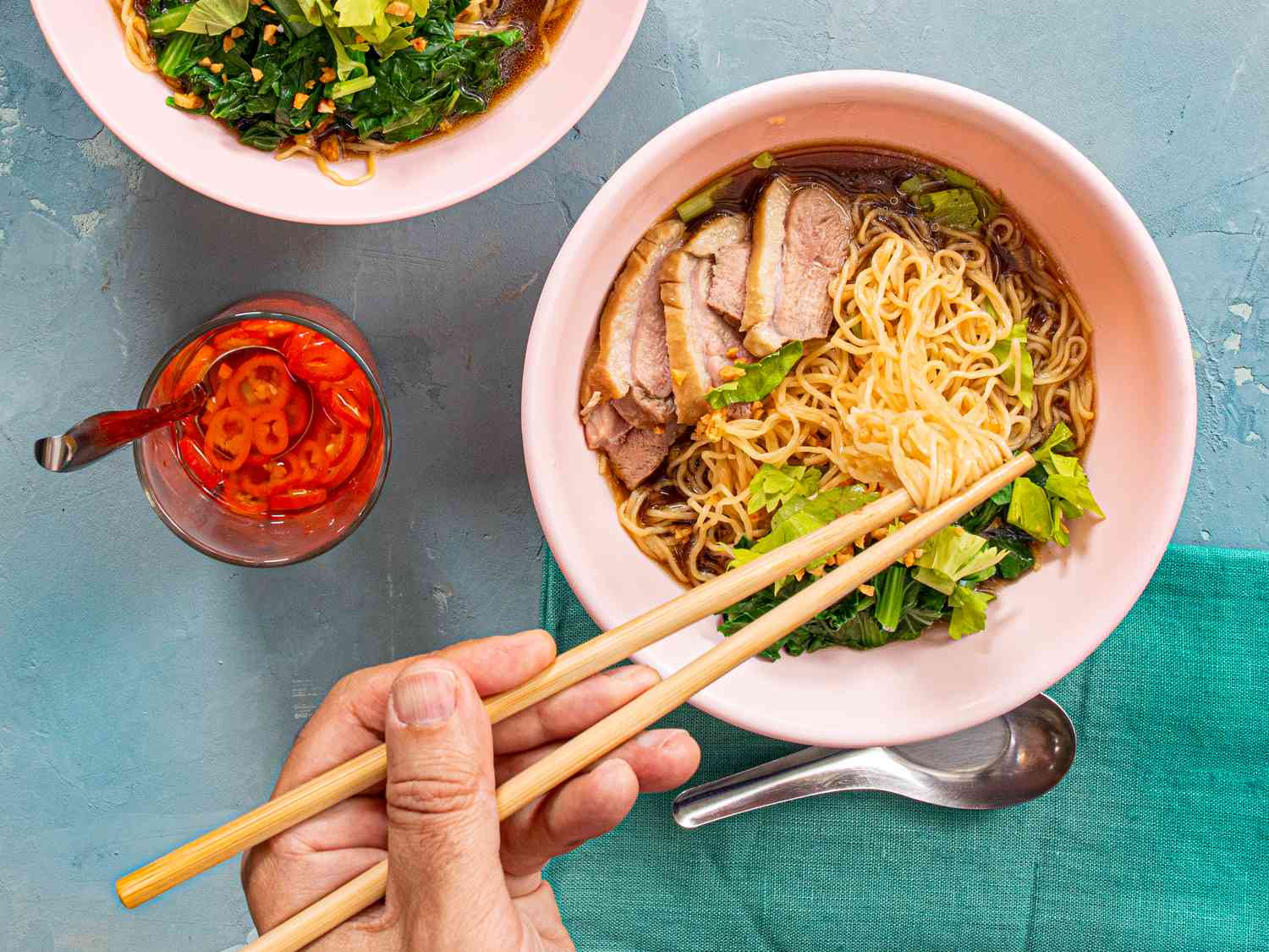 Overhead view of eating Guaydtiaao Bpet