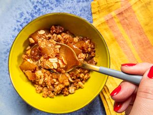 Overhead view of apple crisp