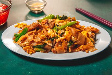 Side view of Pad See Ew