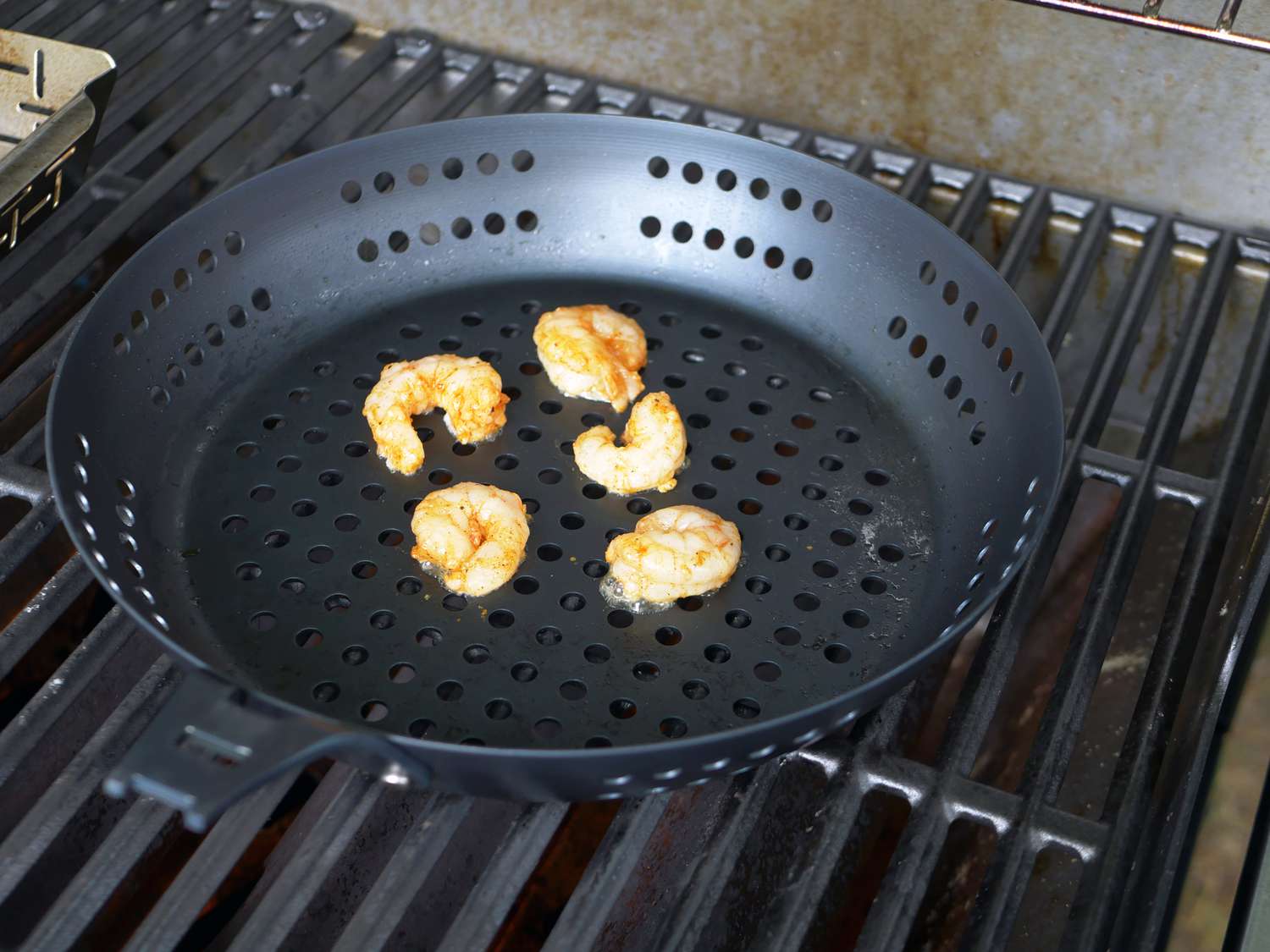 oxo grill basket with shrimp