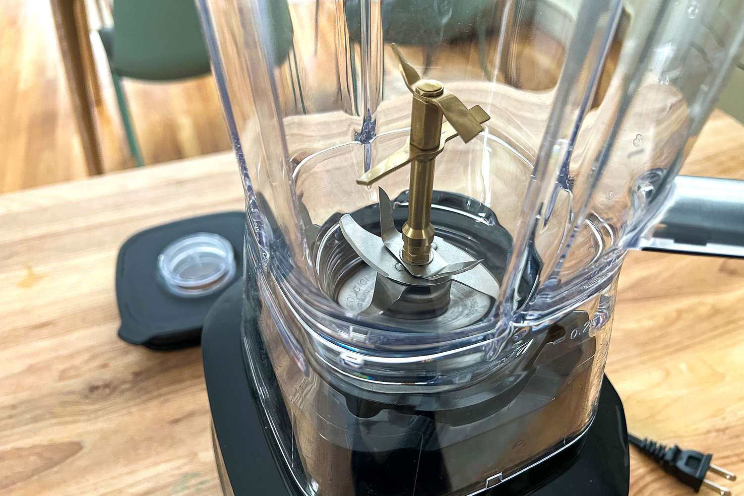 A closeup of the multi-level blade design in the Oster Extreme blender.