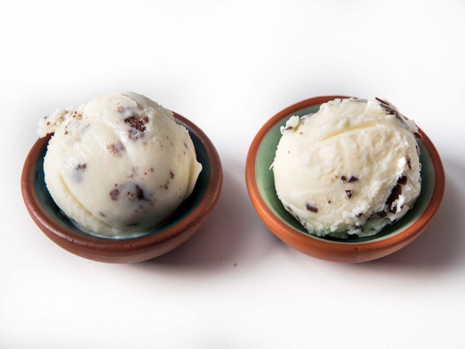Two scoops of gelato in a bowl: traditional stracciatella on the left, stracciatella made with the sheet method on the right.