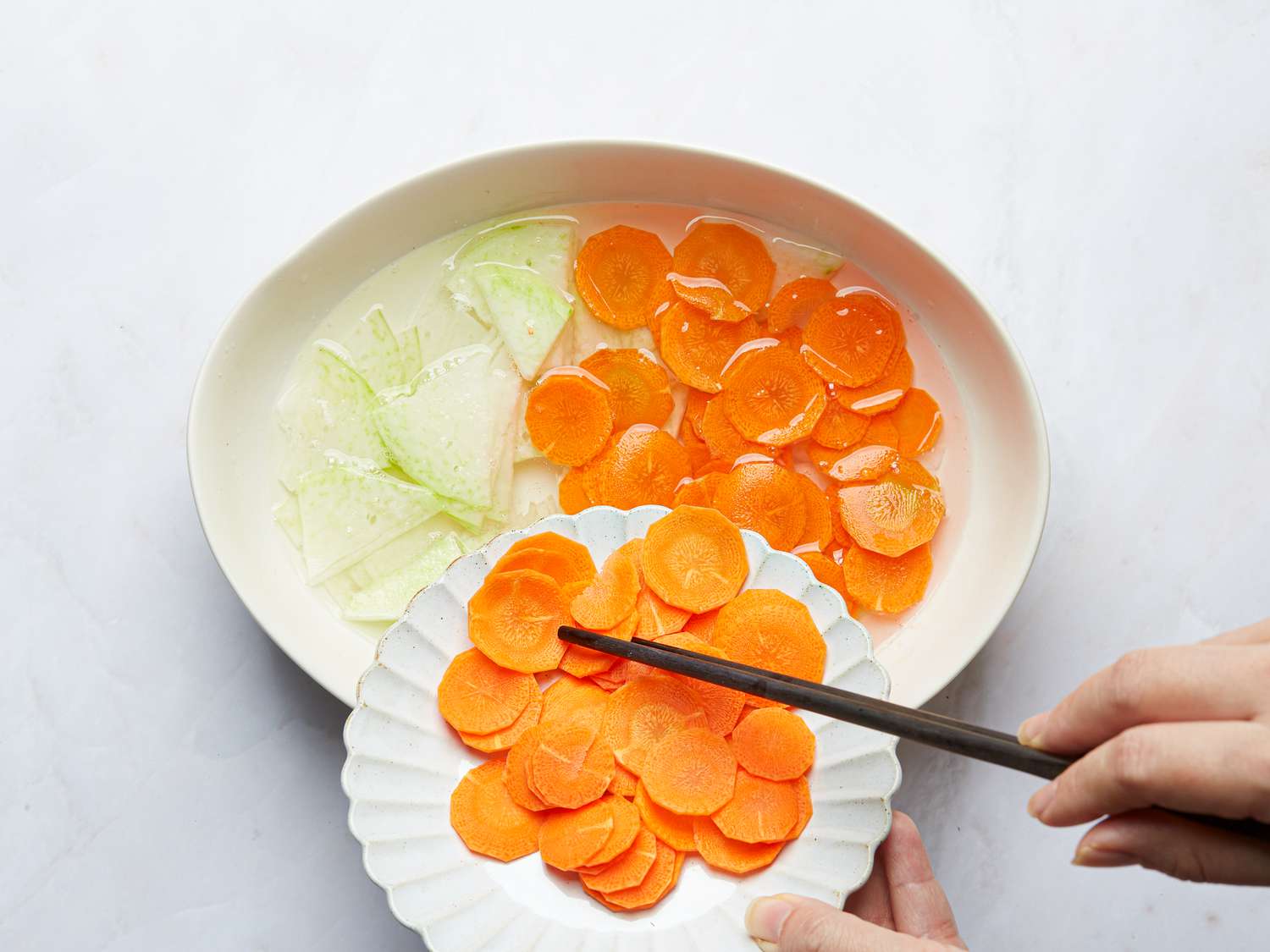 Adding vegetables to pickling mixture