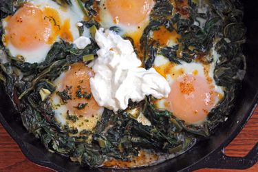 Baked eggs and spinach skillet