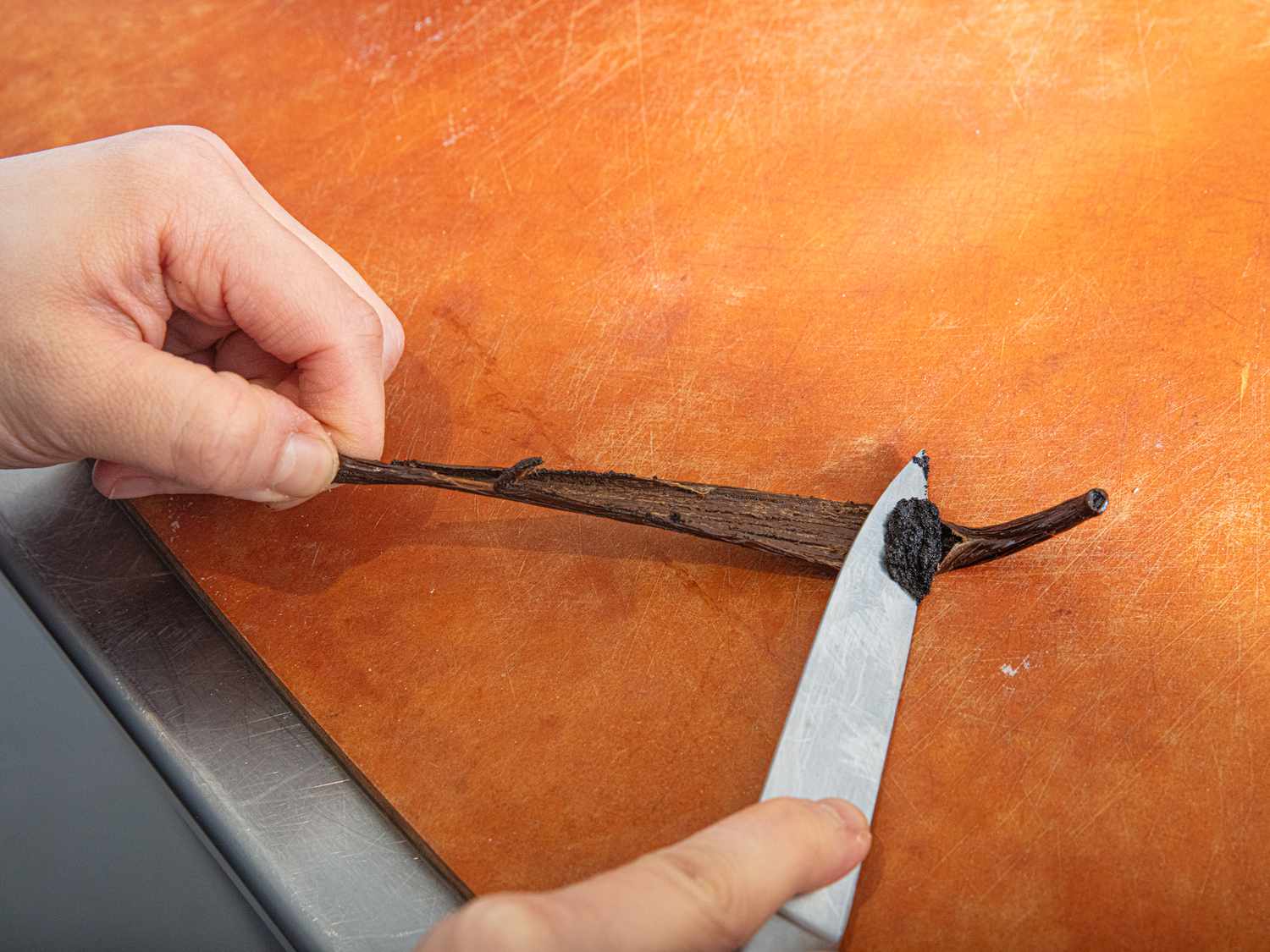 Scrapping vanilla out of vanilla pod