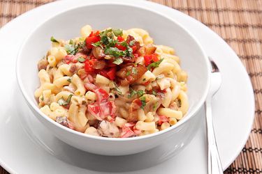 20121016-macaroni-and-cheese-variations-bacon-pimento.jpg