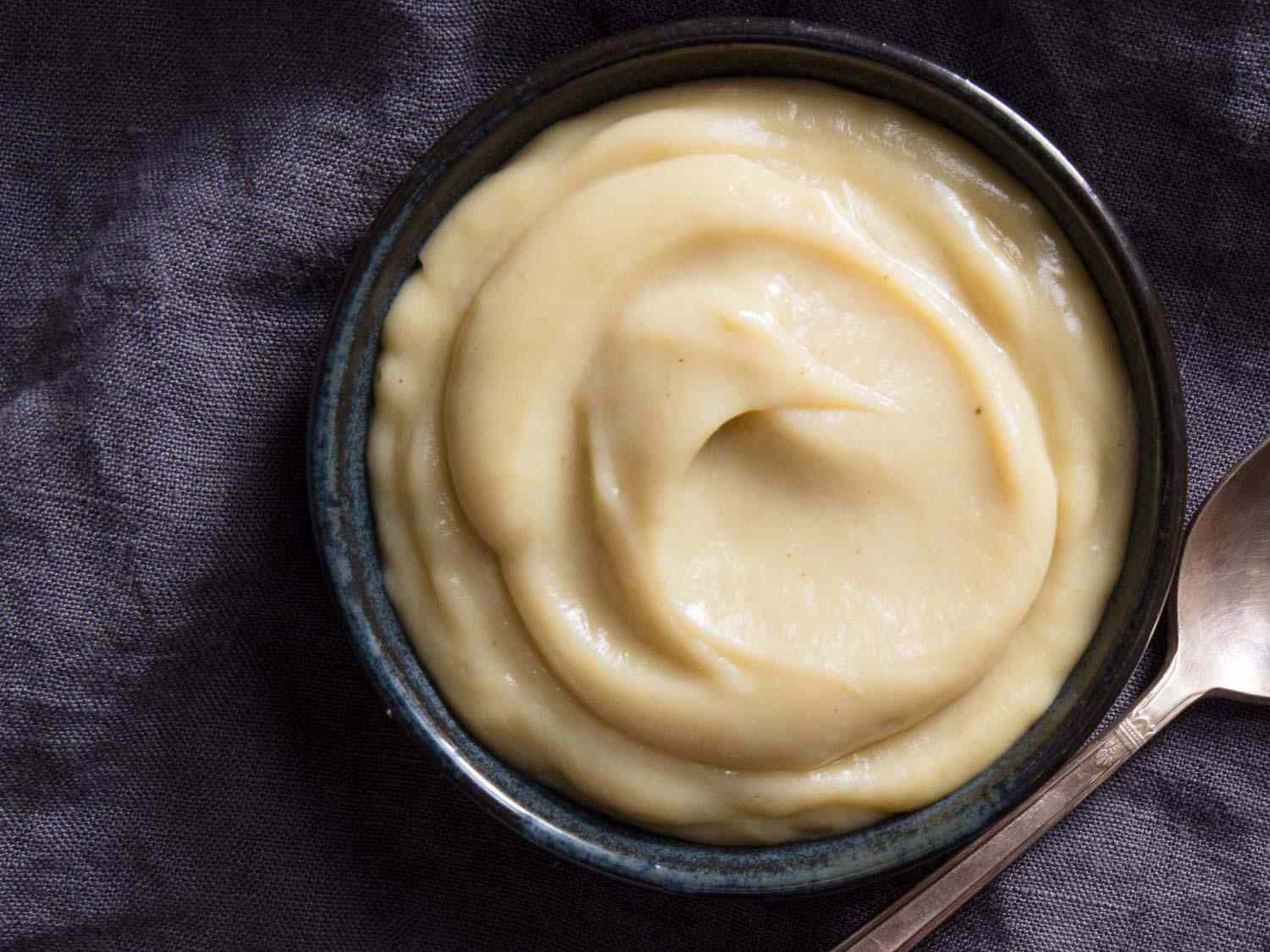 Closeup of a bowl of creamy banana pudding.
