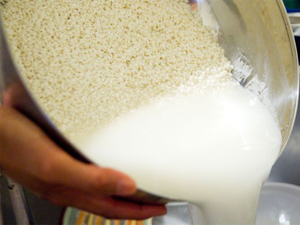 Draining glutinous rice after soaking. 