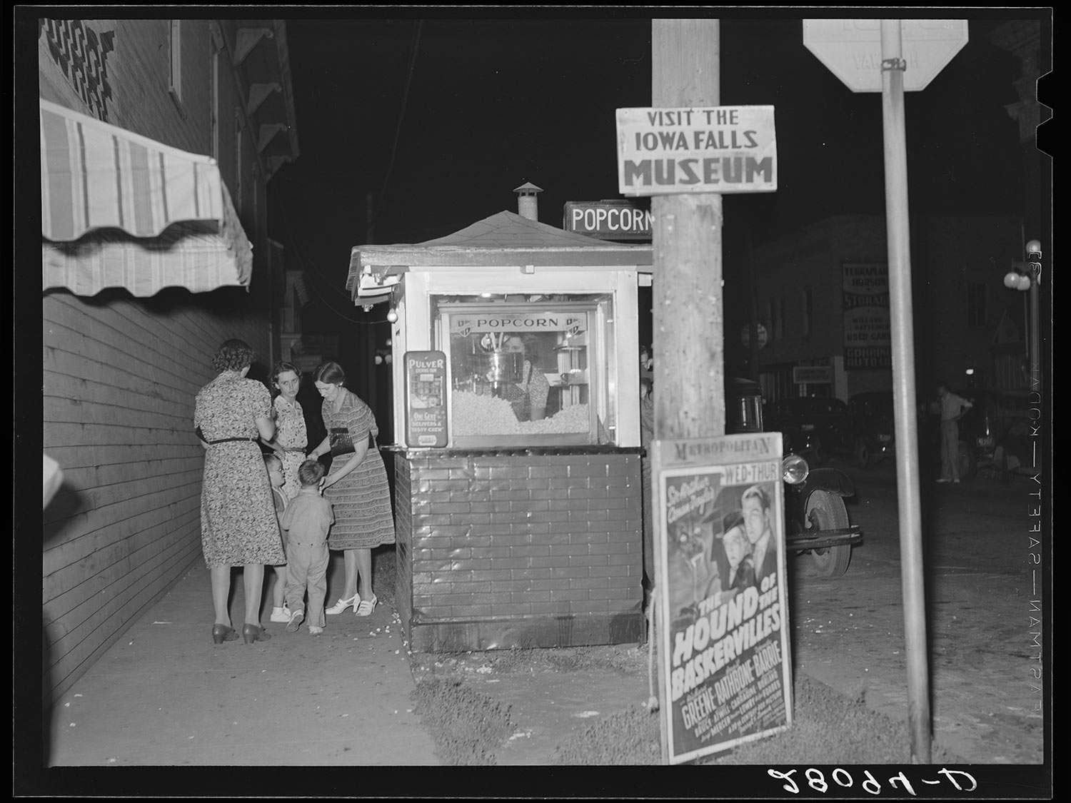 Archival photograph of a popcorn stand. Iowa Falls, Iowa, 1939.