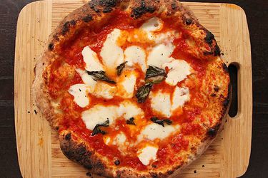 20130410-kettle-pizza-baking-steel-pizza-primary.jpg