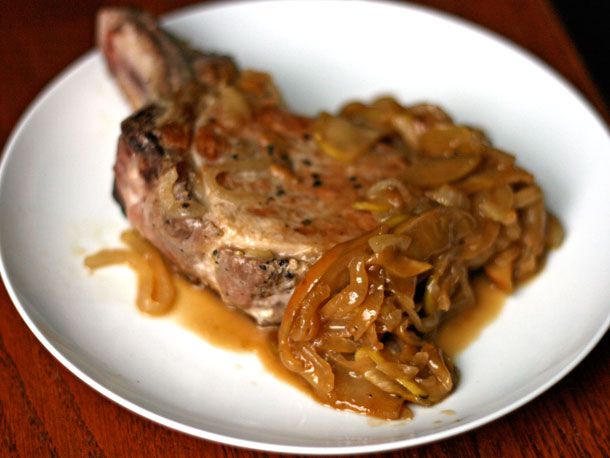 20100614-dt-pork-chops-with-onion-and-apples.jpg